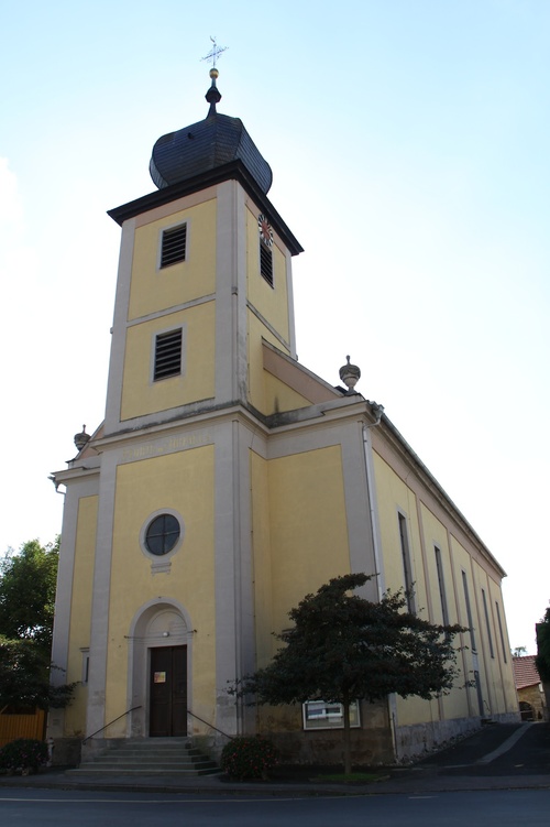 Außenansicht der Pfarrkirche St. Johannes der Täufer in Donnersdorf