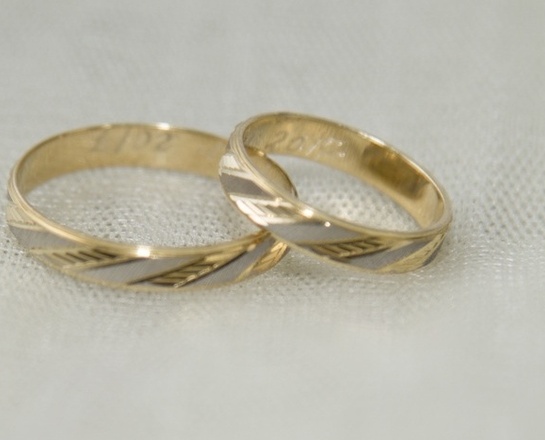 Bei der Hochzeit stecken sich Mann und Frau die Eheringe als gegenseitiges Zeichen der Liebe und Treue an.