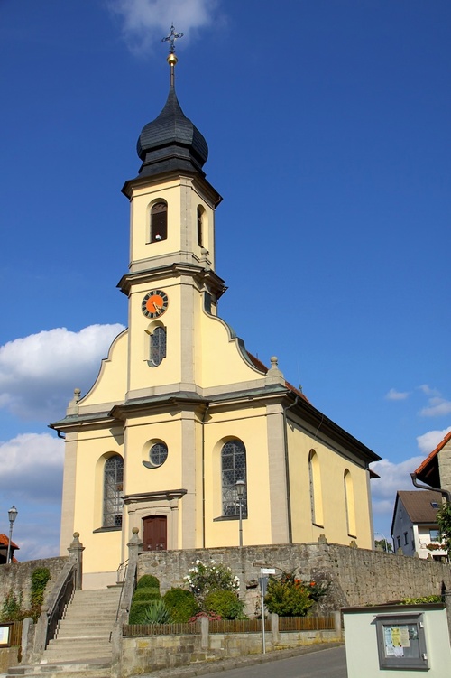 Außenansicht der Kuratiekirche St. Michael in Michelau