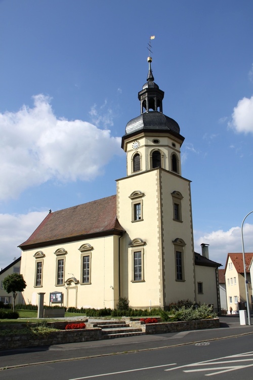 Außenansicht der Filialkirche Mariä Geburt in Dürrfeld