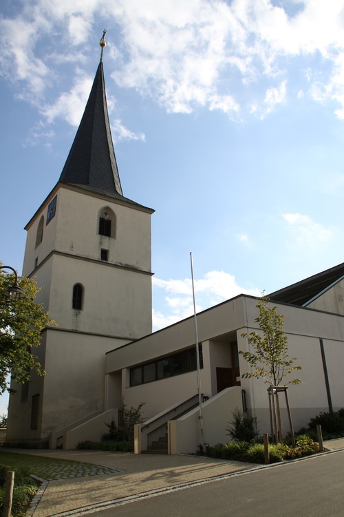 Außenansicht der Pfarrkirche St. Laurentius in Dingolshausen